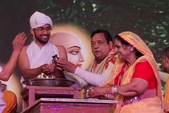 शांति धारा के साथ श्रीजी का अभिषेक