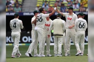 आस्ट्रेलिया के शिकंजे में इंग्लैंड