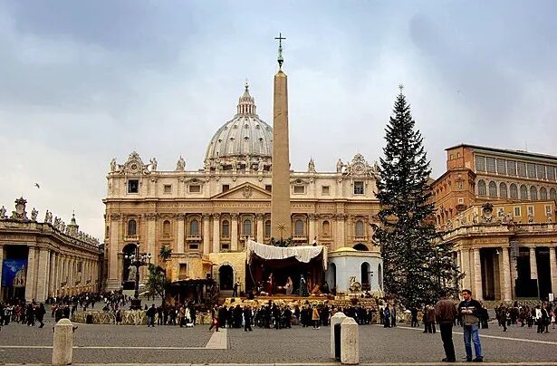 क्रिसमस के जश्न में डूबी दुनिया