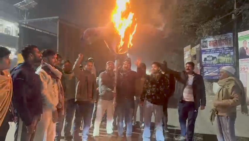 हत्या के विरोध में फूंका पुतला