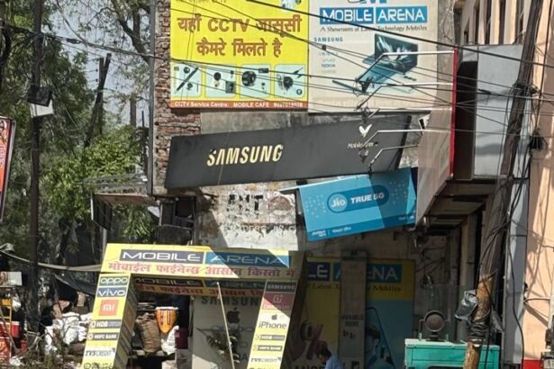 ठेकेदार ने तिरछे कर दिए नाले नाली