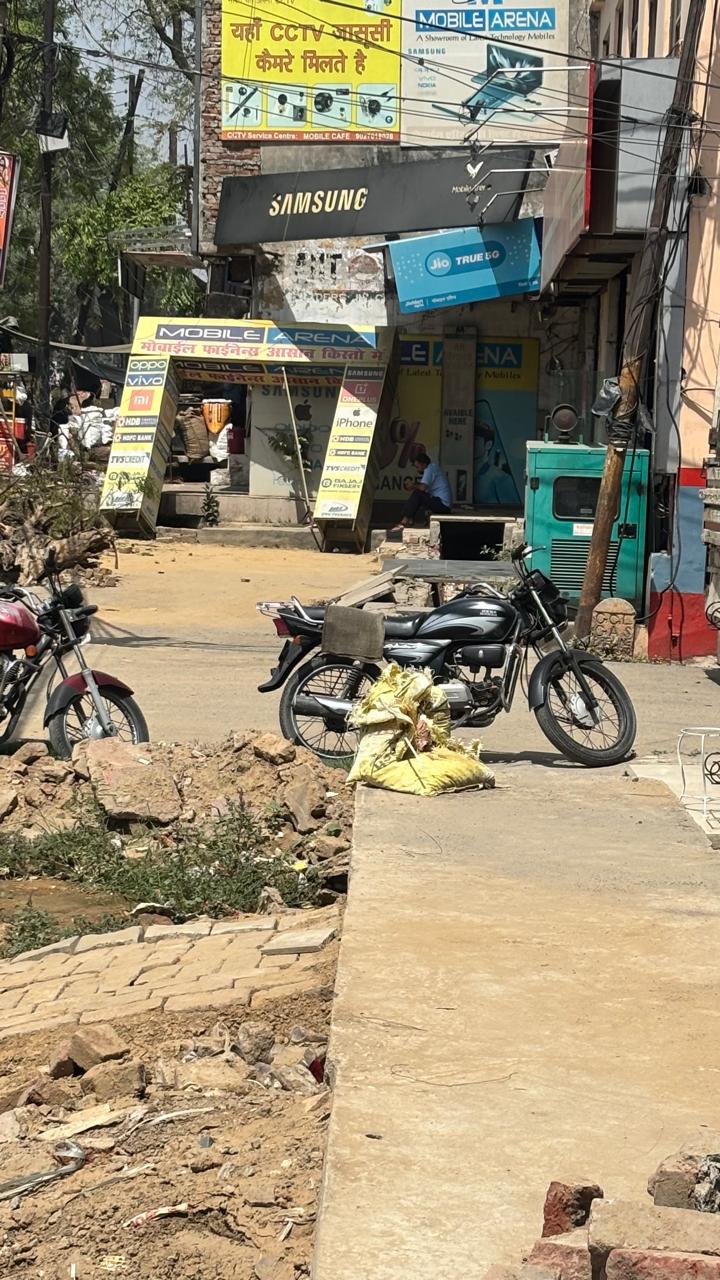 ठेकेदार ने तिरछे कर दिए नाले नाली