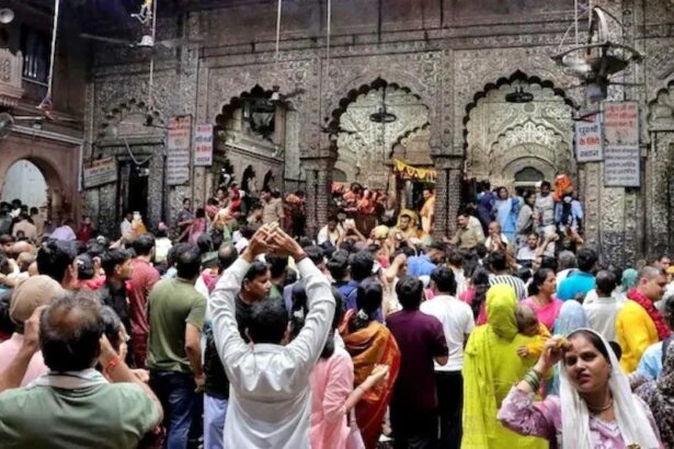 नए साल का स्वागत मंदिराें में