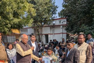 विधायक अमित अग्रवाल ने बांटे उपकरण