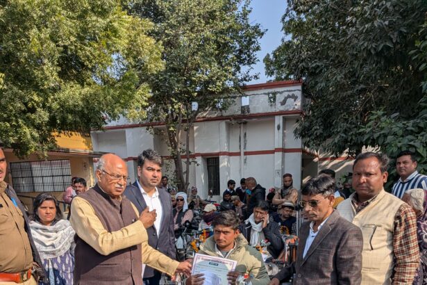 विधायक अमित अग्रवाल ने बांटे उपकरण