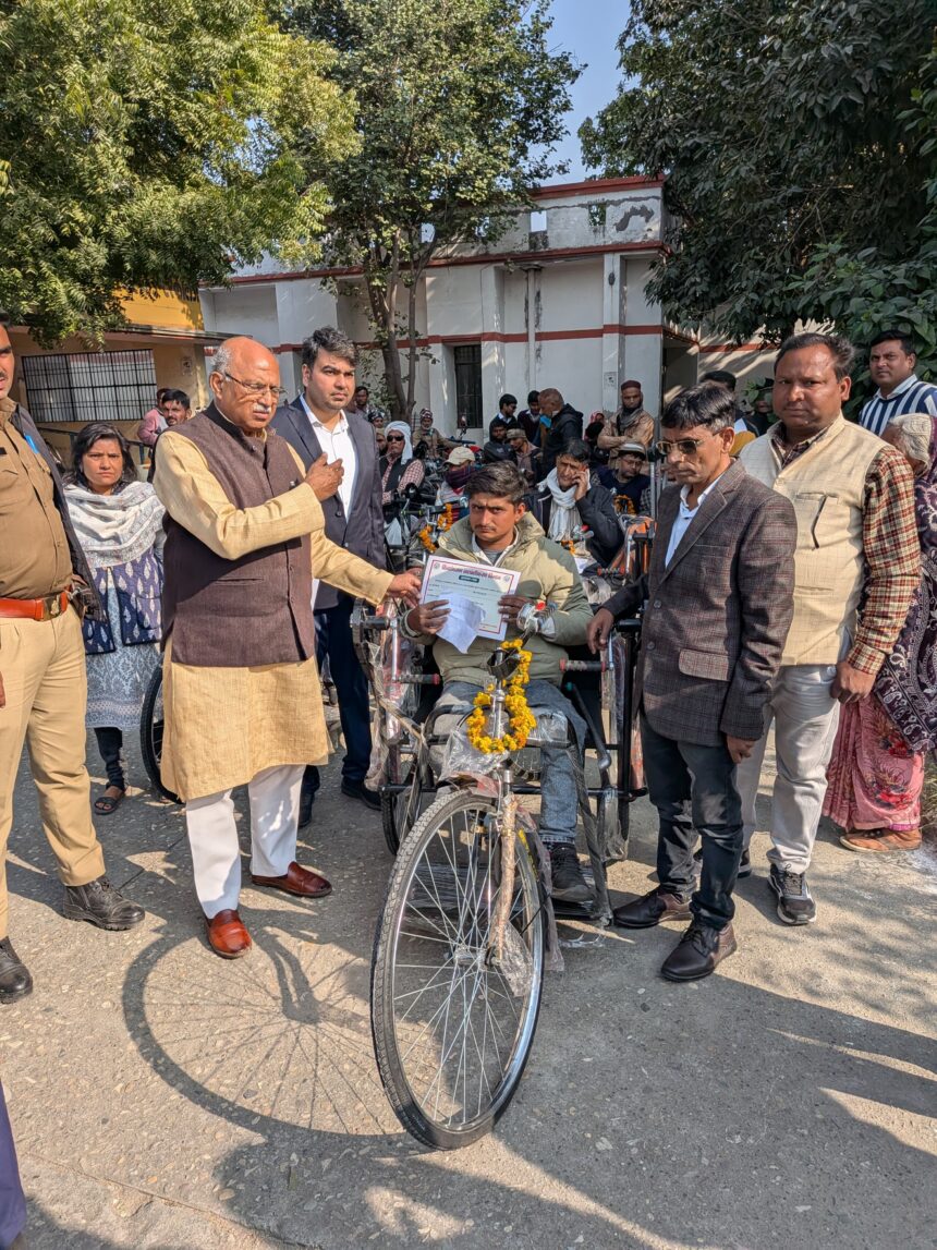 विधायक अमित अग्रवाल ने बांटे उपकरण
