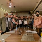 बैंच के साथ होटल रेस्टोरेंट मालिक