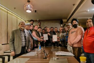 बैंच के साथ होटल रेस्टोरेंट मालिक