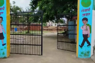 स्कूल से शिक्षक क्लास से बच्चे गायब