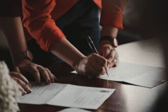 क्या जाली निकले Ex-CEO के साइन