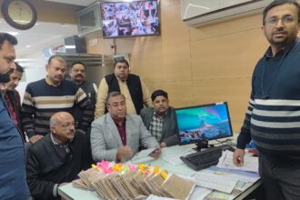 ब्रांच मैनेजर से जताया विरोध