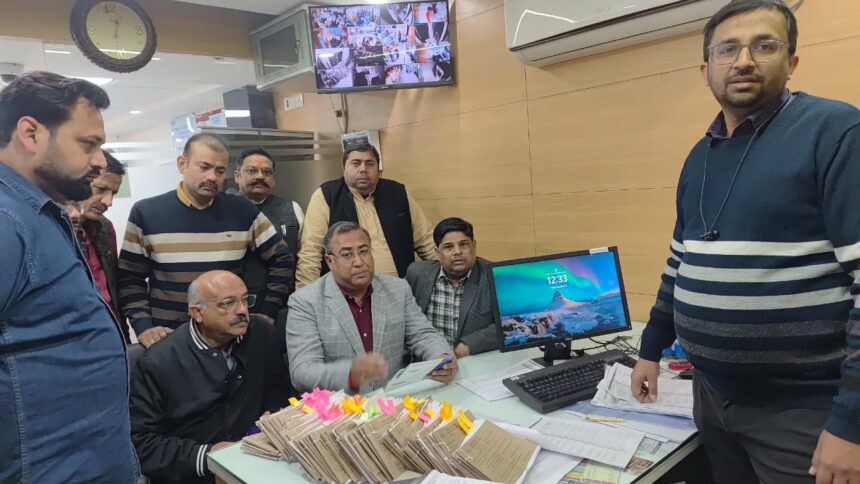 ब्रांच मैनेजर से जताया विरोध