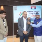 सेना ध्वस्ज दिवस डीएम को लगाया झंड़ा