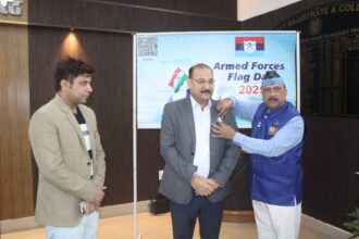 सेना ध्वस्ज दिवस डीएम को लगाया झंड़ा