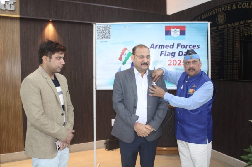 सेना ध्वस्ज दिवस डीएम को लगाया झंड़ा