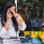 फ्लाइट नहीं सरकार लोग हैं परेशान