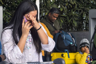 फ्लाइट नहीं सरकार लोग हैं परेशान