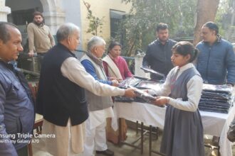 स्टूडेंट को बांटें स्वेटर