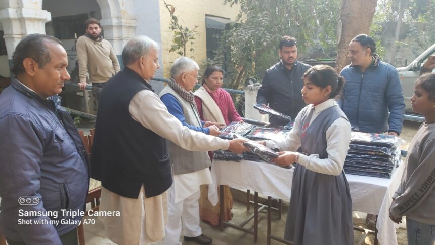 स्टूडेंट को बांटें स्वेटर