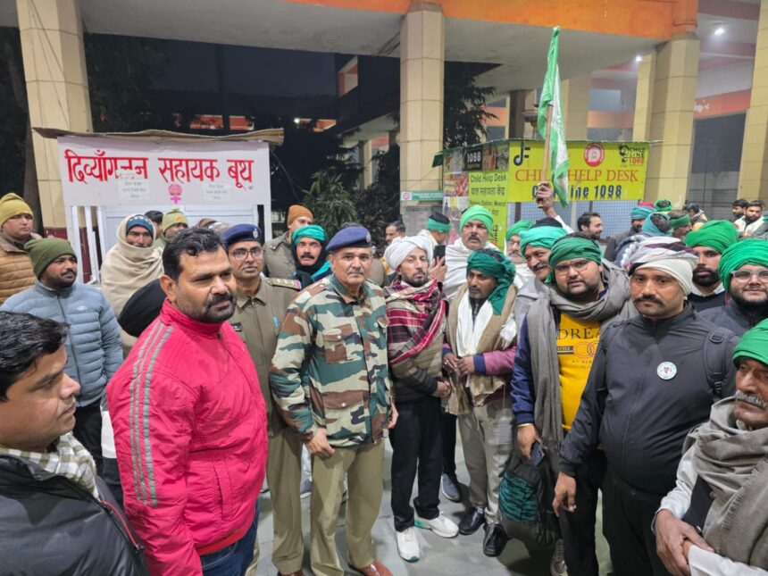 संगम से प्रयागराज रवाना