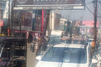 बेगमपुल चौराहे पर बैक गेयर में दौड़ रहीं ई रिक्शा