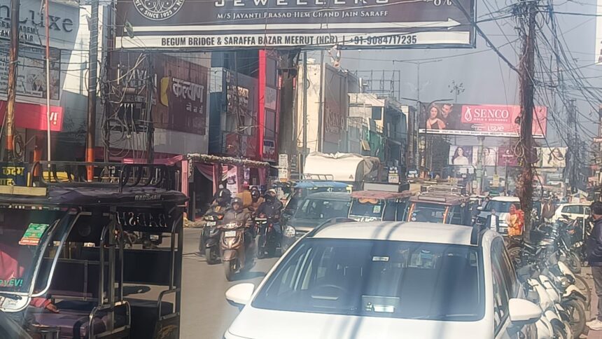 बेगमपुल चौराहे पर बैक गेयर में दौड़ रहीं ई रिक्शा