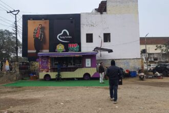 आबूलेन पार्किग की किस की जेब में ऊपर की कमाई