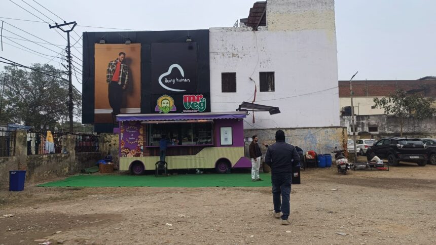 आबूलेन पार्किग की किस की जेब में ऊपर की कमाई