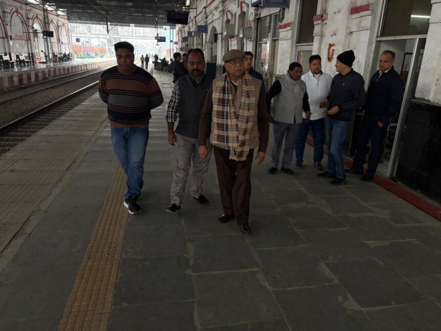 विधायक ने किया कैंट स्टेशन का निरीक्षण