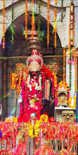 सदर काली माई काली पलटन पर भारी भीड़