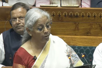 पैसा आए कहां से पैसा जाए कहां रे