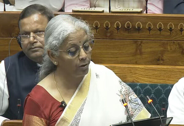 पैसा आए कहां से पैसा जाए कहां रे