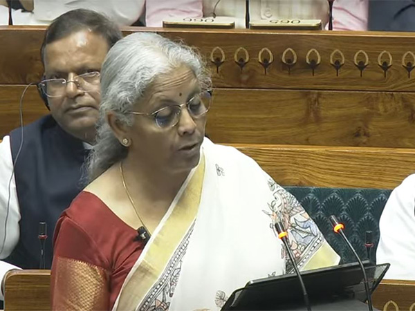 पैसा आए कहां से पैसा जाए कहां रे