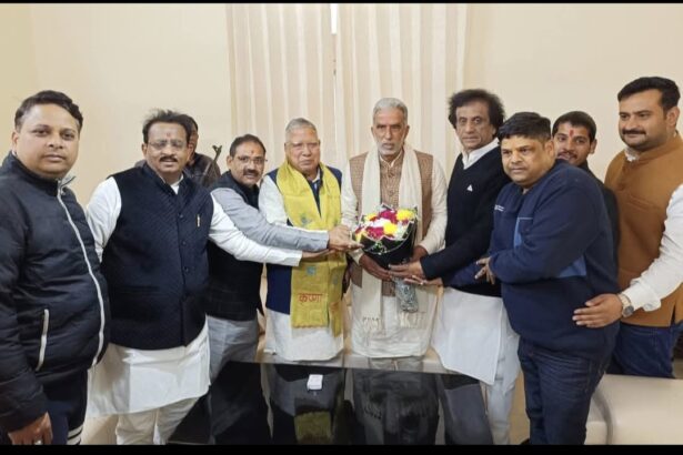 सर्किट हाउस में राज्यमंत्री से मिले भाजपाई