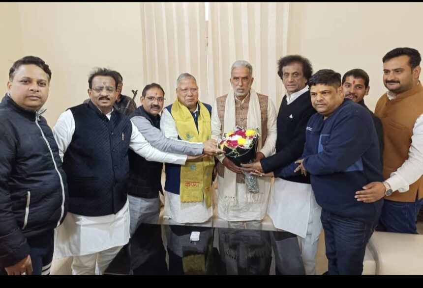 सर्किट हाउस में राज्यमंत्री से मिले भाजपाई