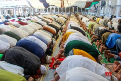 पहले जुम्मे पर उमड़ी मस्जिदों में भीड़