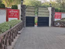 कौन है ठहरा आशियाना में फाइलों से कहीं..