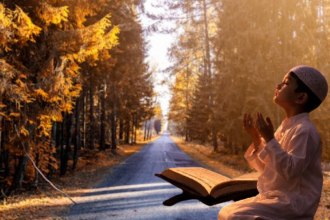 बारगाह-ए-इलाही में झुके सर, रो रो कर की गुनाहों से तौबा