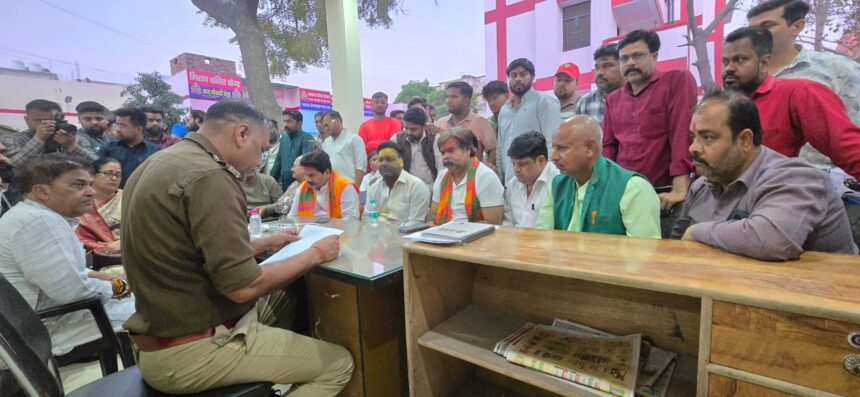 भाजपा नेताओं ने घेरी कोतवाली