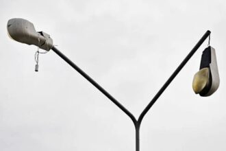 एक लाइट तक ठीक नहीं करा पा रहे काहे के पार्षद