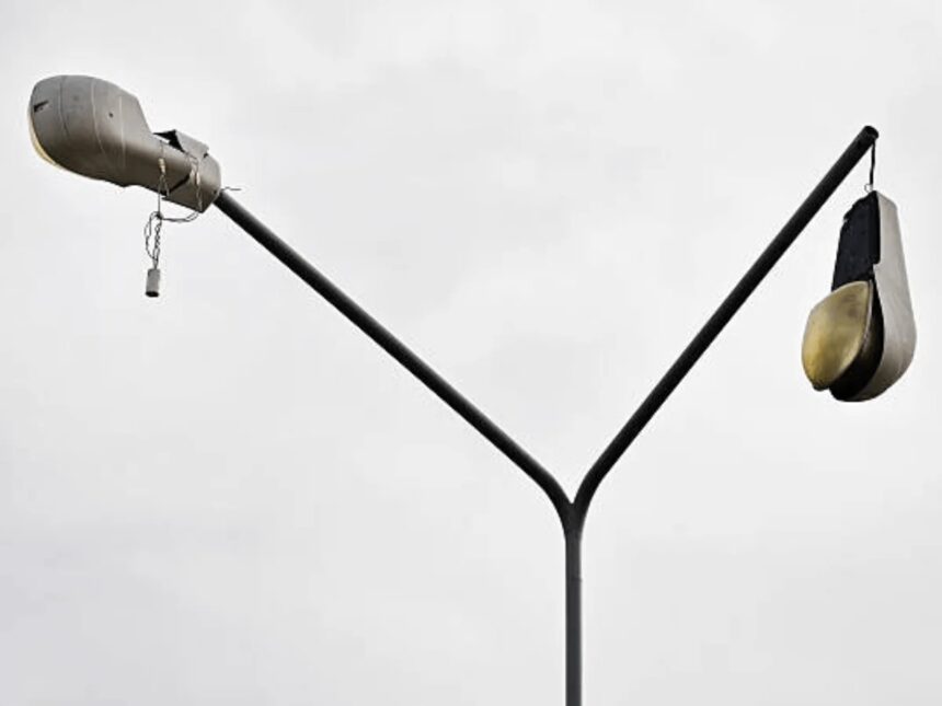 एक लाइट तक ठीक नहीं करा पा रहे काहे के पार्षद