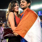 मैदान में GF की बांहों में इशान कैद