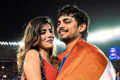 मैदान में GF की बांहों में इशान कैद