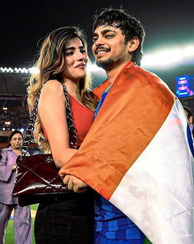 मैदान में GF की बांहों में इशान कैद