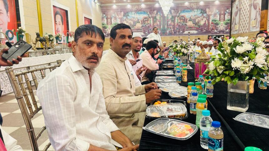 सपा का रोजा इफ्तार तमाम लोग जुटे