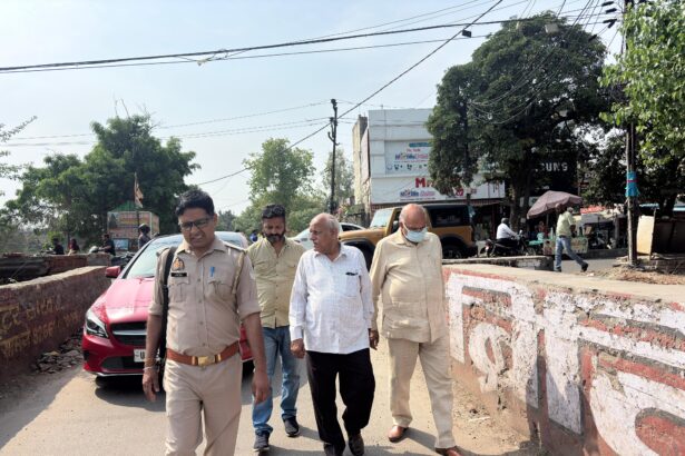 कैंट विधायक ने संकरे पुल का किया निरीक्षण