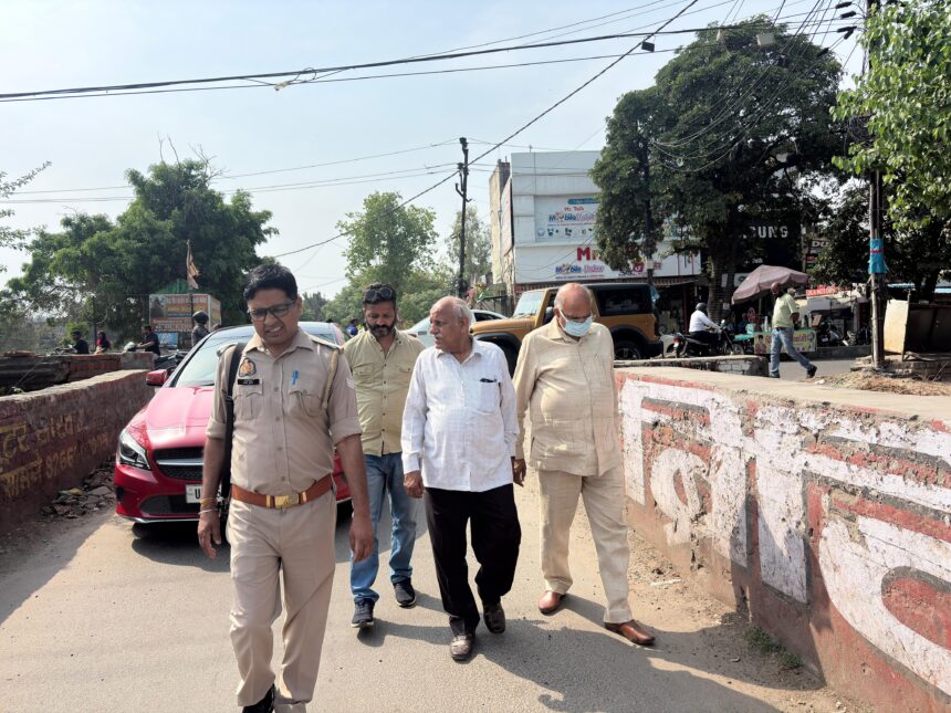 कैंट विधायक ने संकरे पुल का किया निरीक्षण