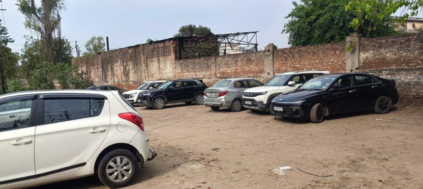 सरकुलर रोड पर अवैध पार्किंग किस पर धनवर्षा