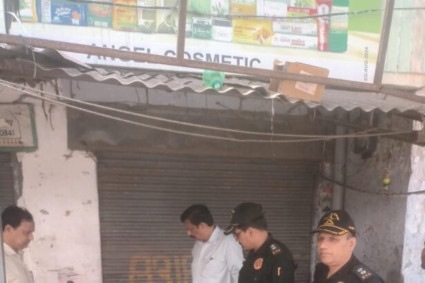 कुट्टी चौराहे पर पांच दुकानें सील