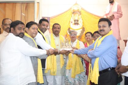 महा आरती में शामिल हुए डा. संजय जैन